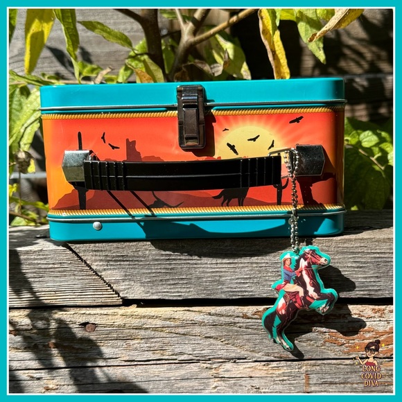 🤠NWOT/Archie McPhee Cowgirl Lunchbox Purse/Embossed Metal/Charm/8.5”W 7”H 4”D - Picture 6 of 17